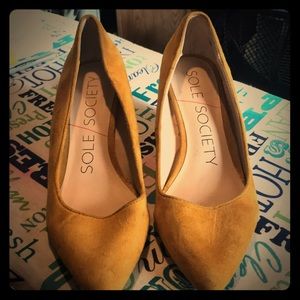 Mustard color wedges